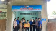 Đoàn thanh niên xã Tân Khánh Đông trao tặng nhà khăn quàng đỏ