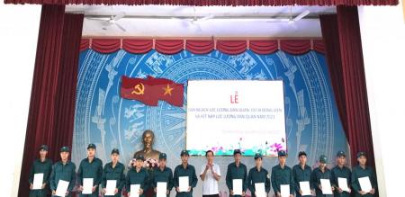 Giải ngạch và kết nạp mới lực lượng dân quân xã Tân Khánh Đông năm 2023